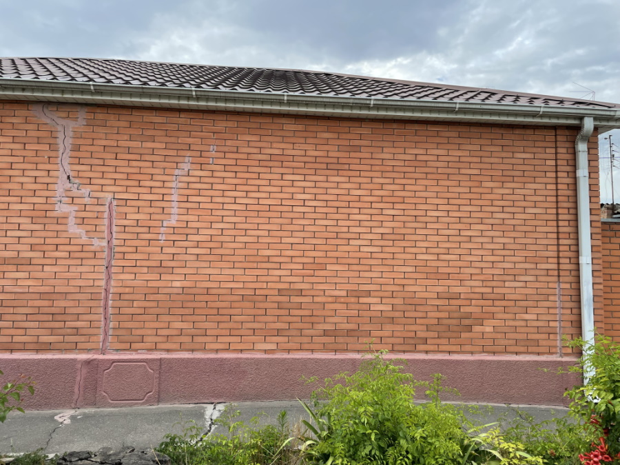 The appearance of cracks during the precipitation of the building